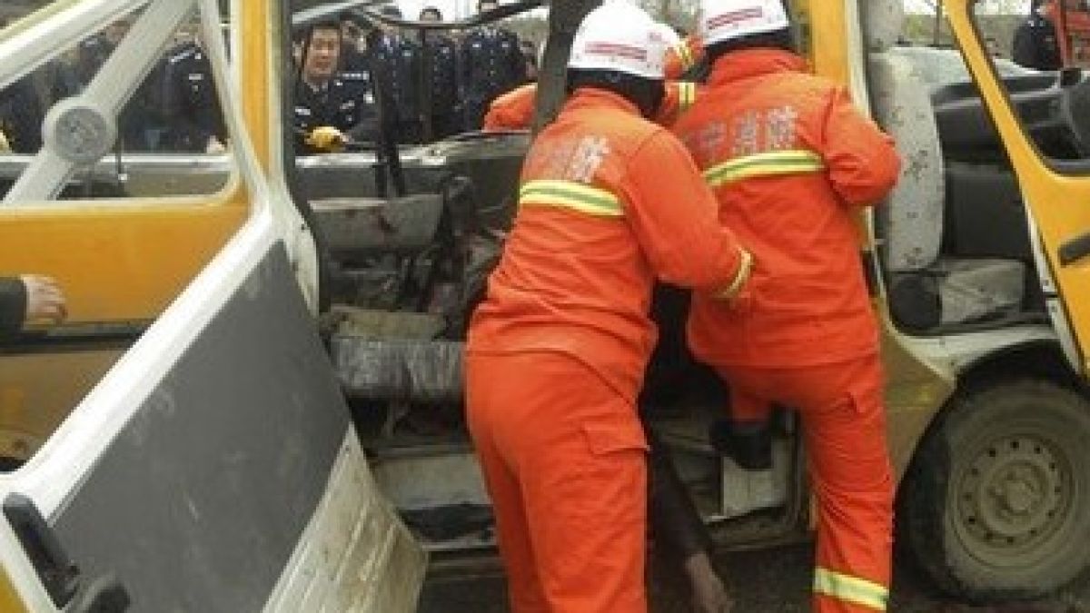 16 загинаха при катастрофа на автобус в Китай