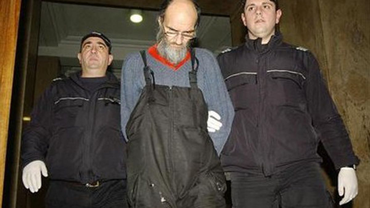Серийният убиец Лещарски се прави на набожен
