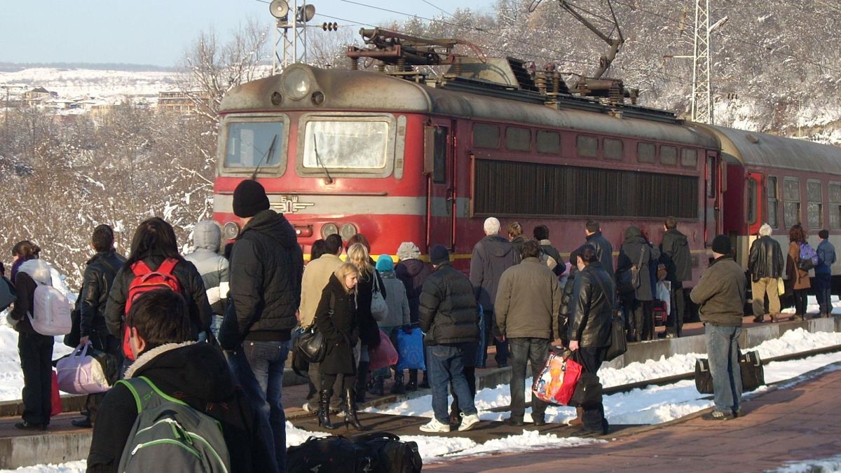 Нови съкращения в БДЖ до месец
