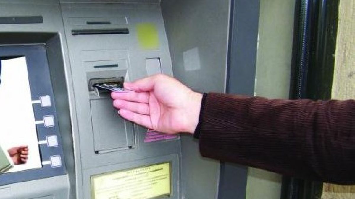 Задържаха двама със скиминг устройство
