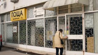 Въоръжените бандити метнали брадва по пощаджийка 