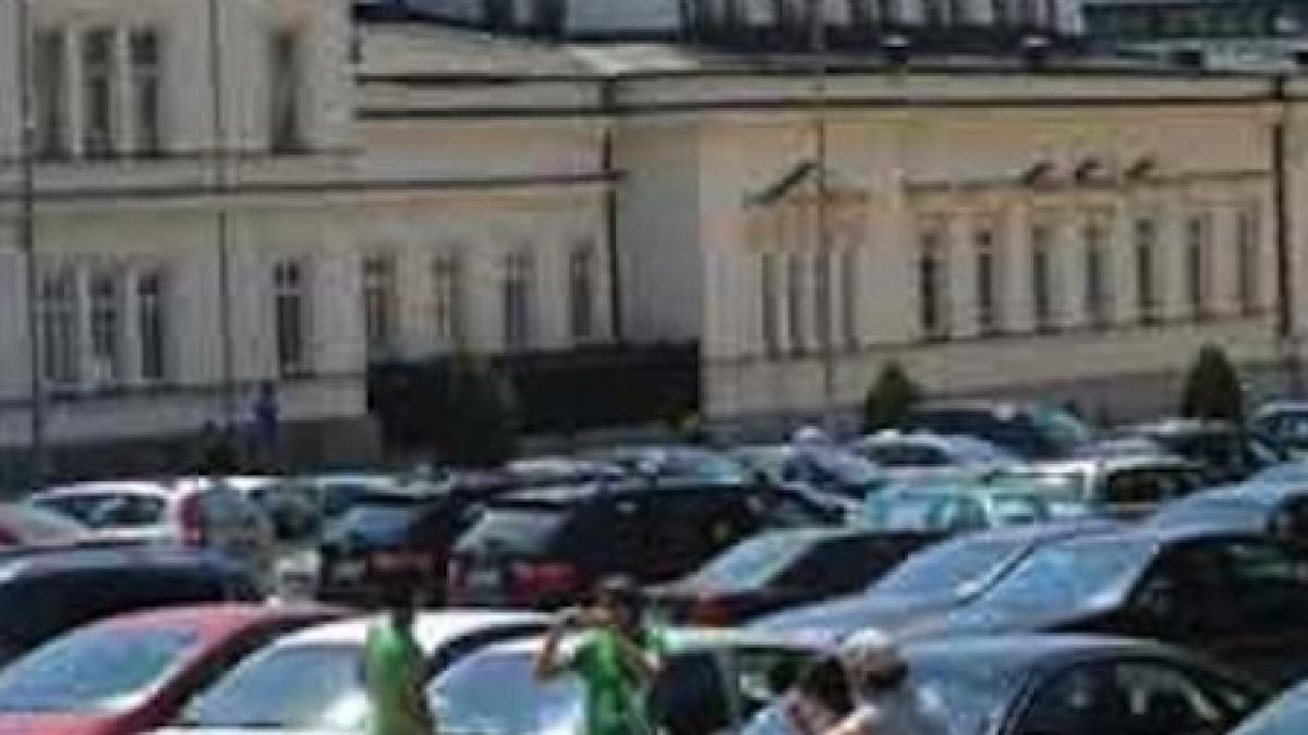 Махат депутатския паркинг до "Невски"