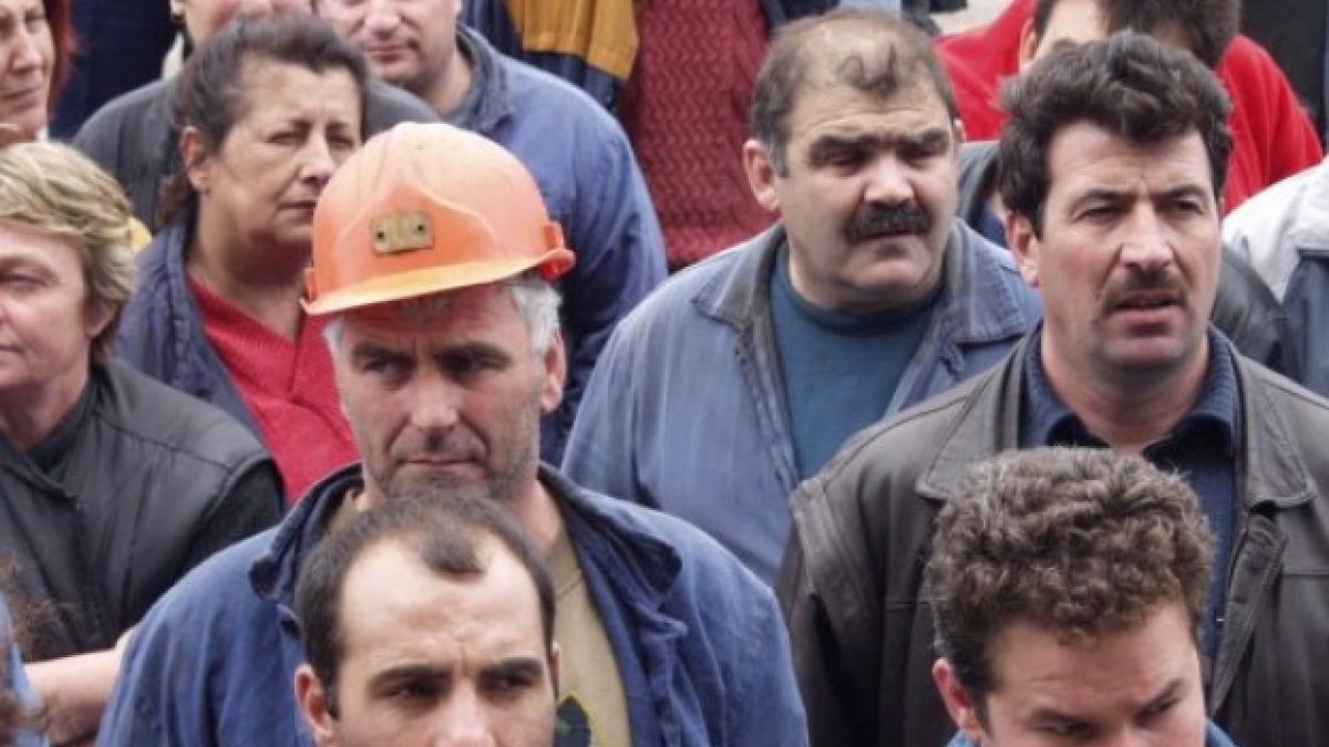 Шефовете на "Марица-Изток" плашат стачниците със съд