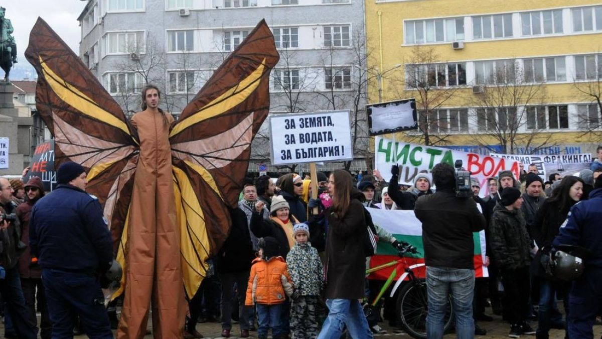 Правителството стопира "Шеврон" 