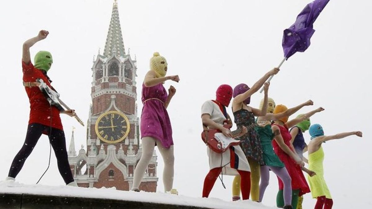Арестуваха изпълнителките на "Путин напълни гащите" (видео)
