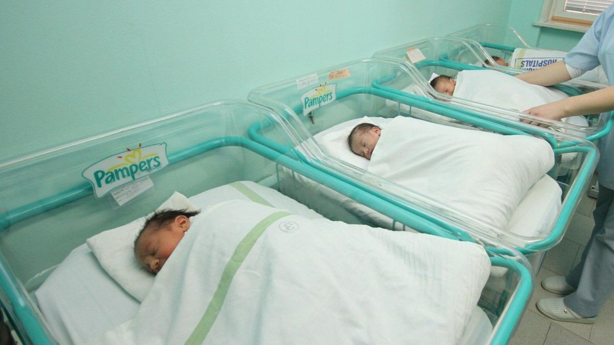 Недохранено бебе бере душа в болницата
