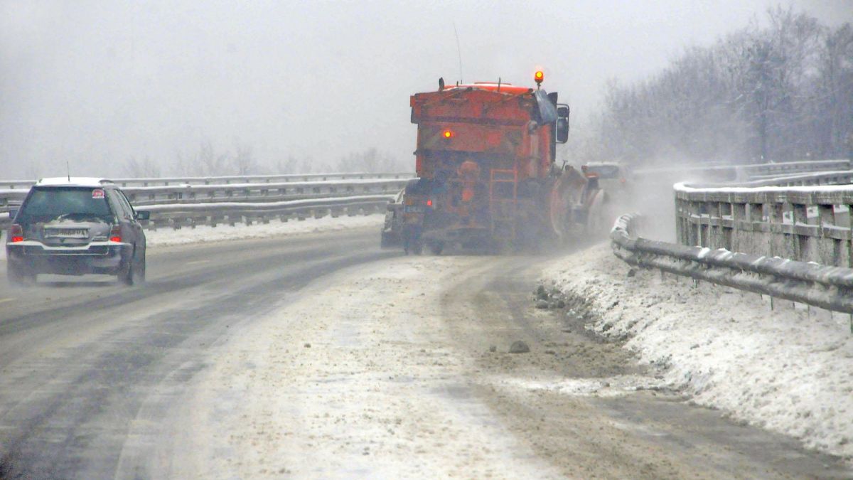 Снегът отново покри България
