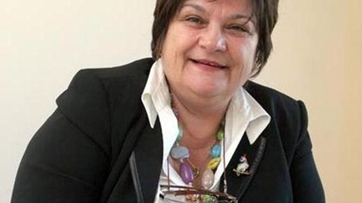 Здравна шефка проверява мъжа си