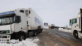 Тежък сблъсък на ТИР и бус затвори Е-80