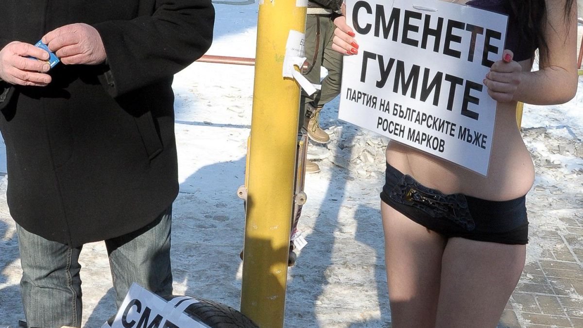 Полугола мадама зовe шофьорите да слагат зимни гуми