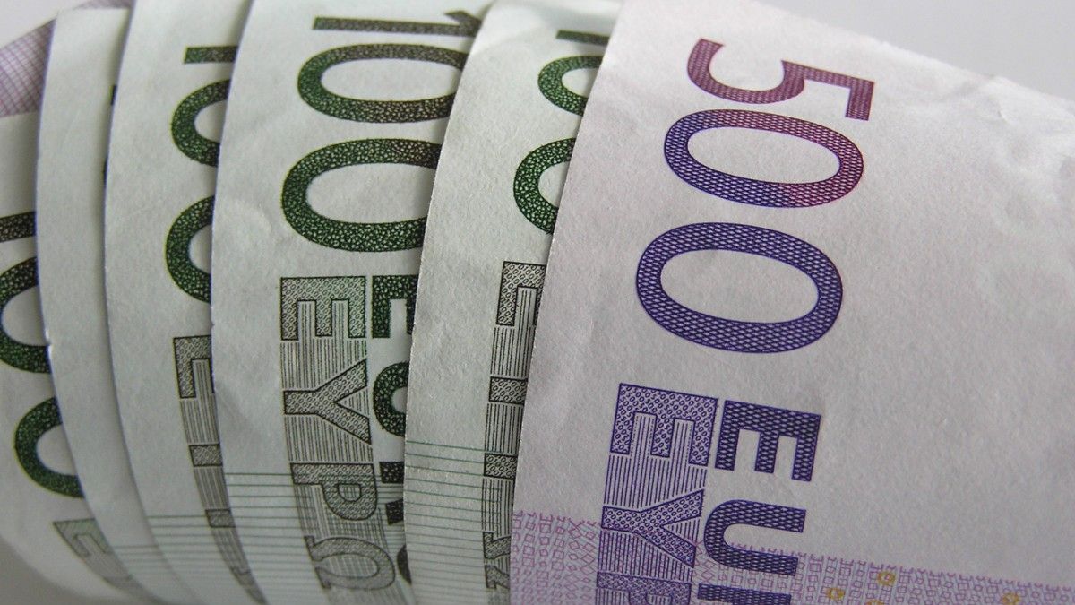 Еврото се срива още спрямо долара 