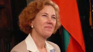 Следите остават: Запис от камери издал Поптодорова на летището във Варшава, изплува и подобен инцидент с експосланичката в Минесота