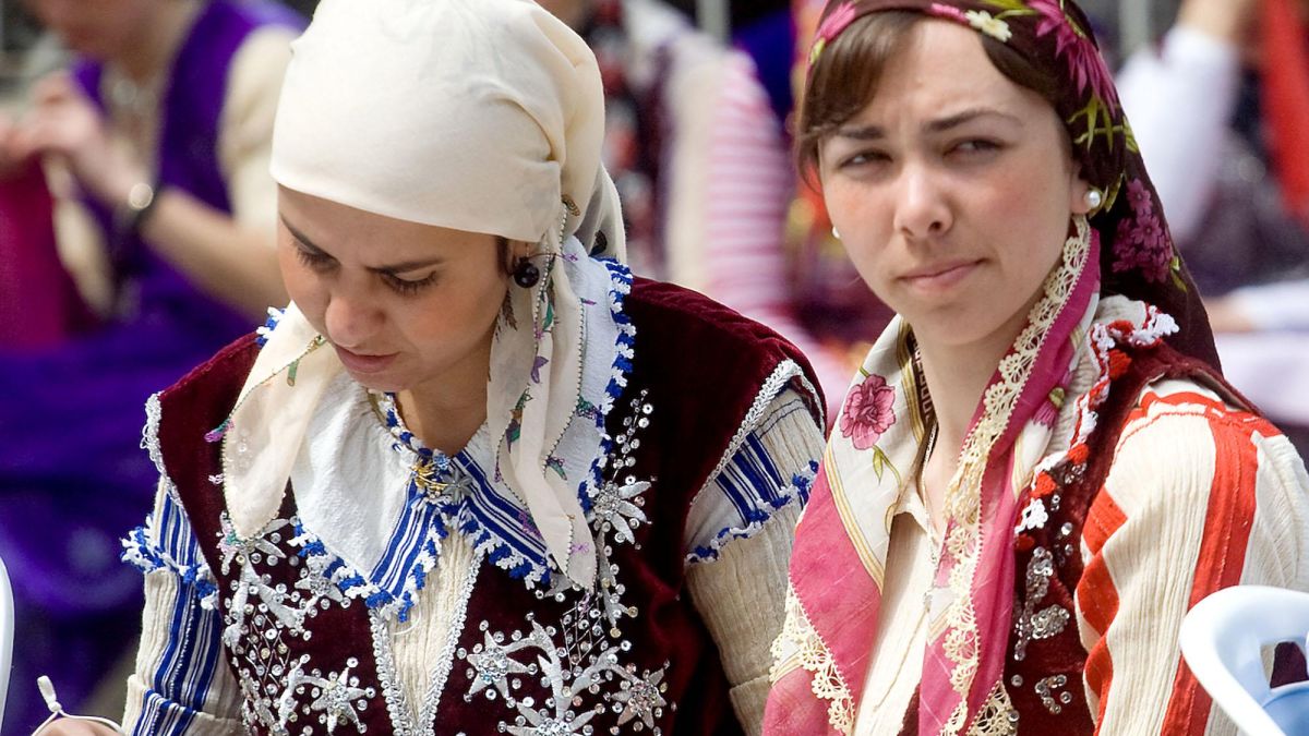 В Смолян искат забрадки в новите паспорти