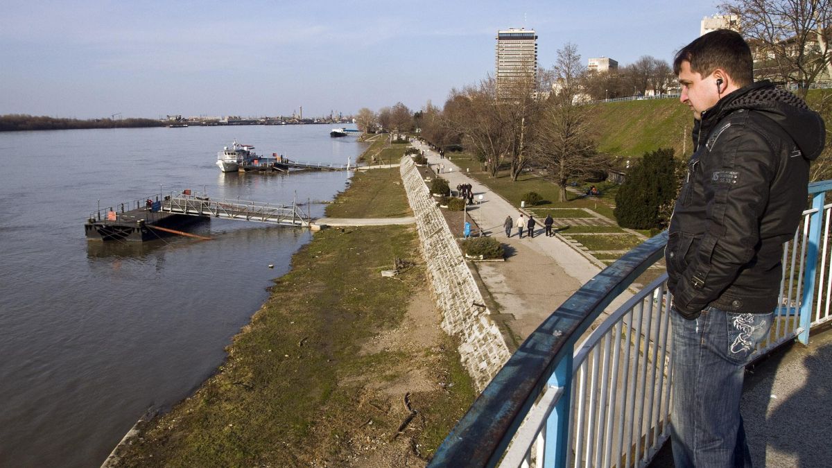 Водолази търсят момче в Дунав