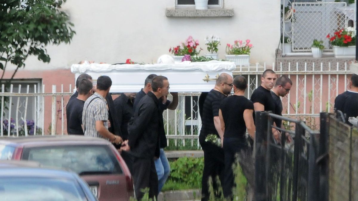 Погребаха Юри Галев в бял ковчег
