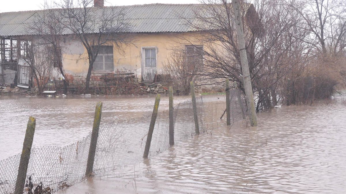 Хеликоптер спасява село Бисер