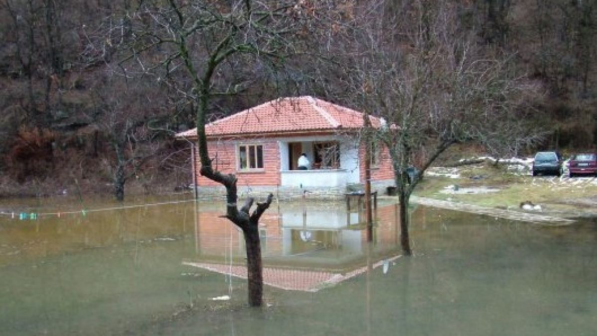Водната стихия блокира пътищата в Хасковско