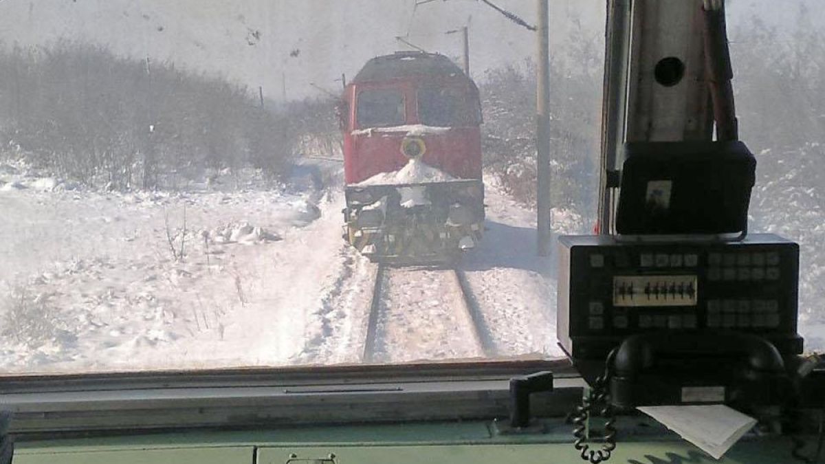 Шест влака замръзнаха в преспите