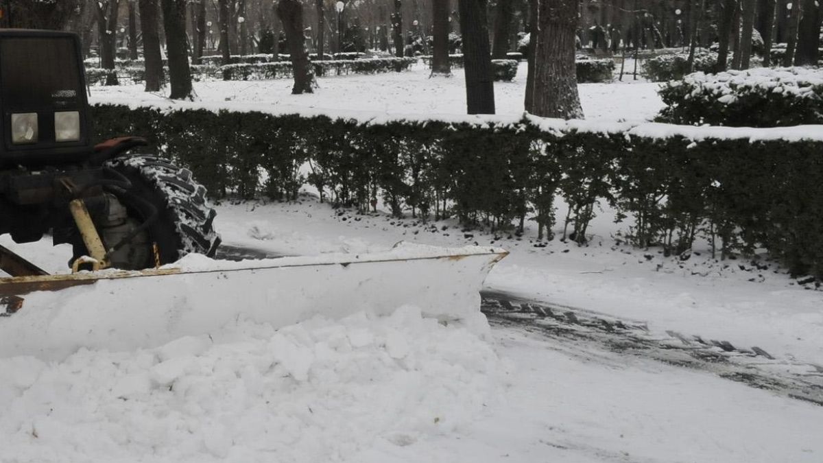 Откриха жив мъж под снега