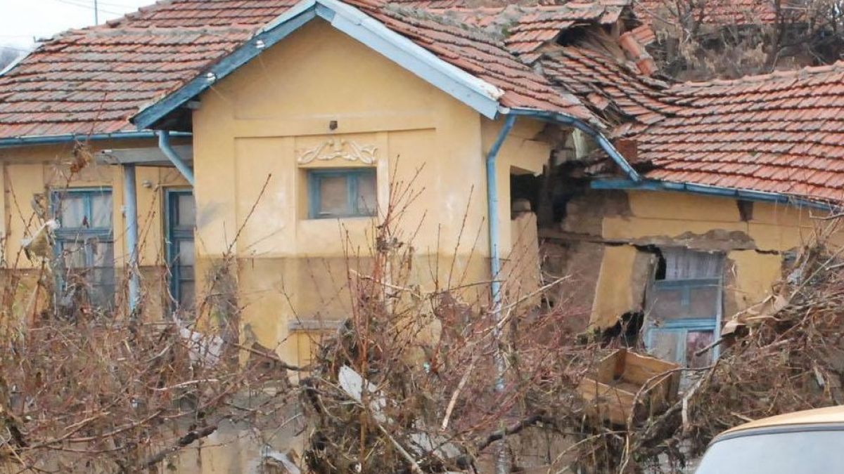Син дири родителите си в руините на Бисер