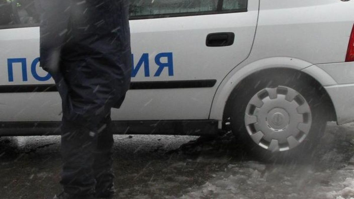 Трима нападат 49-годишна жена