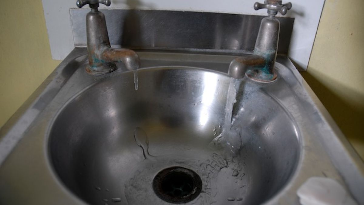 Замръзна питейната вода в Добринище 