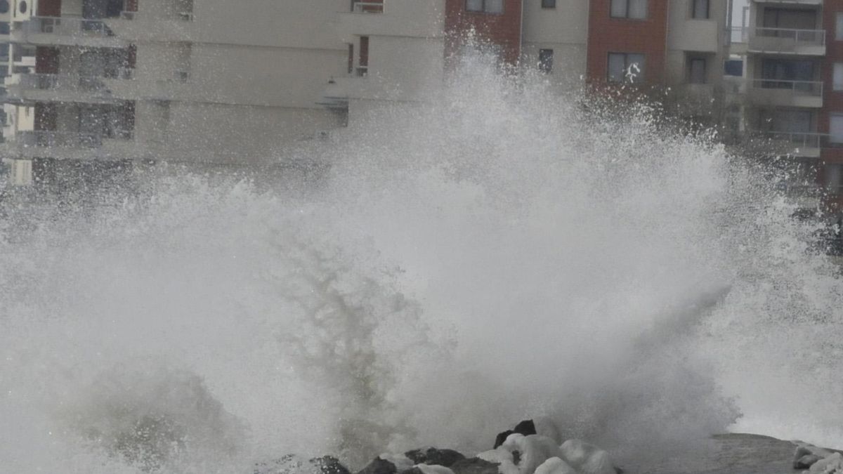 Морето захапа хотел на Ветко Арабаджиев