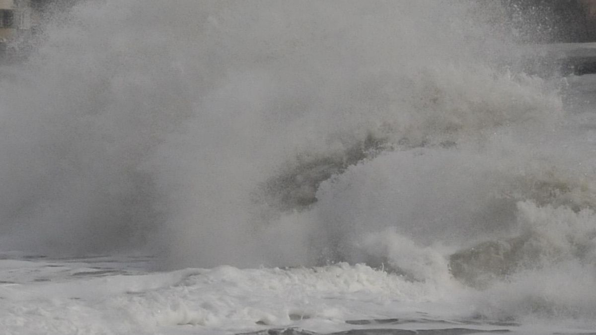 Морето погълна плажа на Кранево и Албена