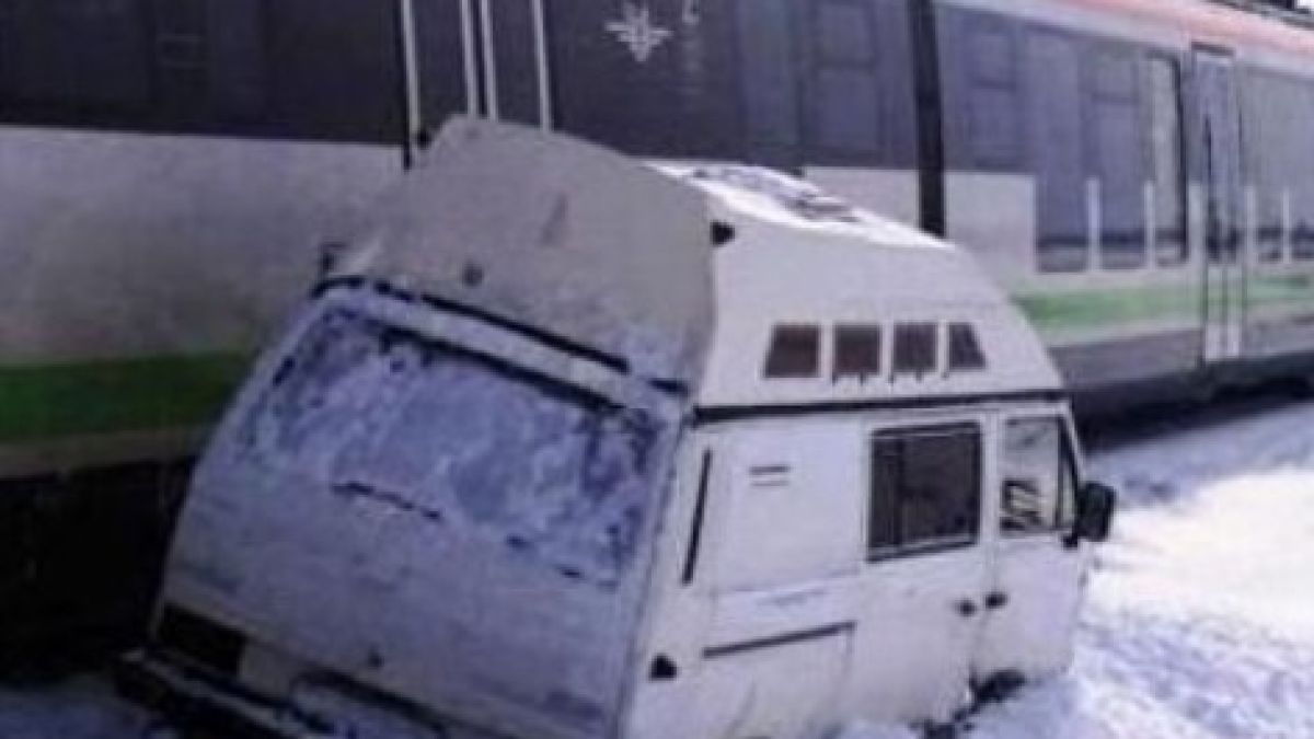 Влак удари микробус, по чудо няма пострадали