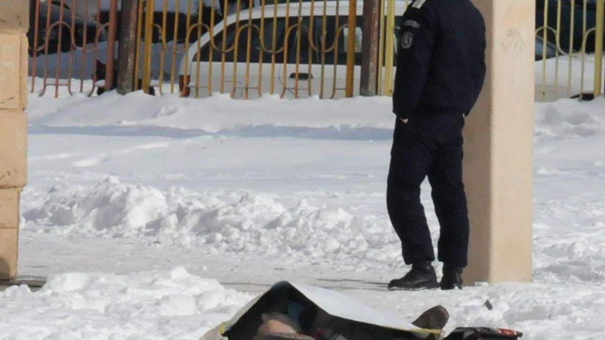 Възрастен мъж умря пред деца в училище