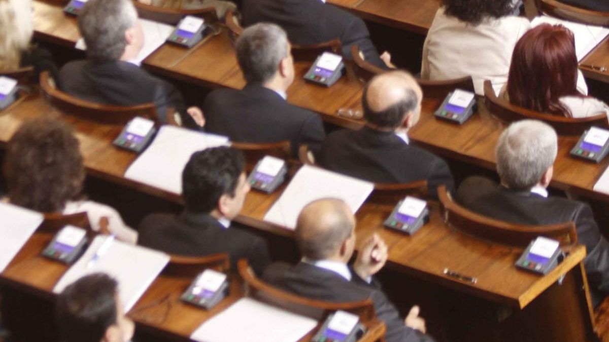 Депутатите ловко си сменят заплатите