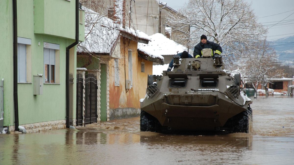 Незаконни тръби пробили дигата при Свиленград 