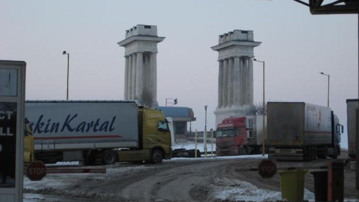 Опашка от 120 ТИР-а има на Дунав мост 