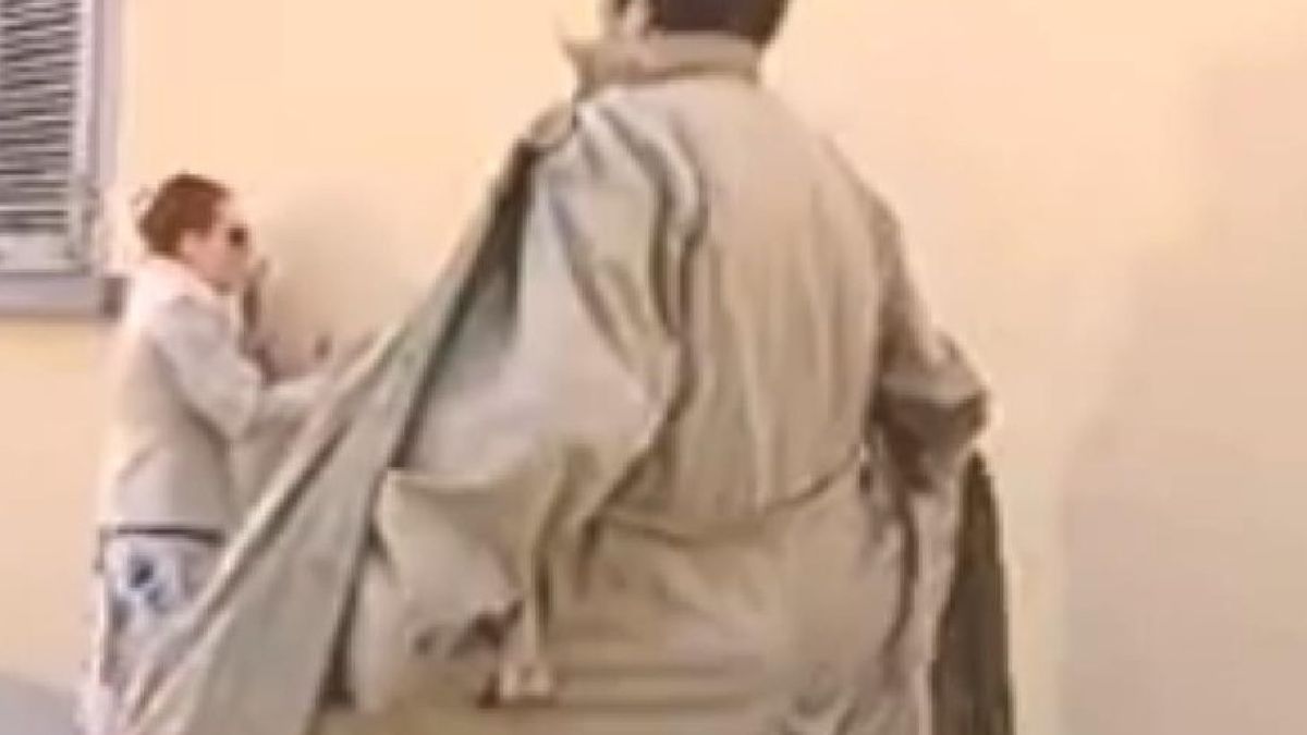 Ексхибиционист върти пенис пред детска градина