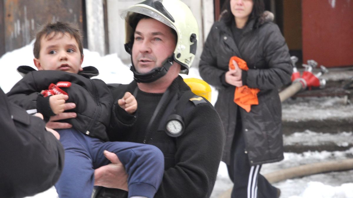 Гори жилище с две малки деца в него