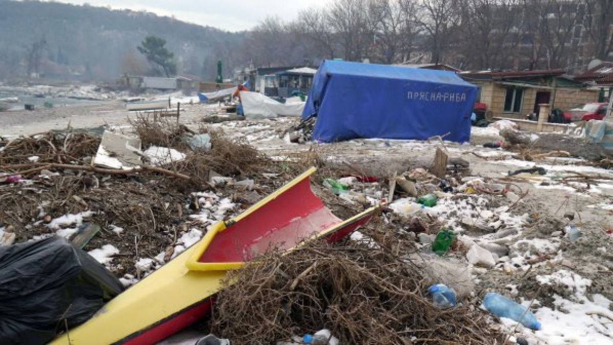 Плажът в Аспарухово станал на бунище 