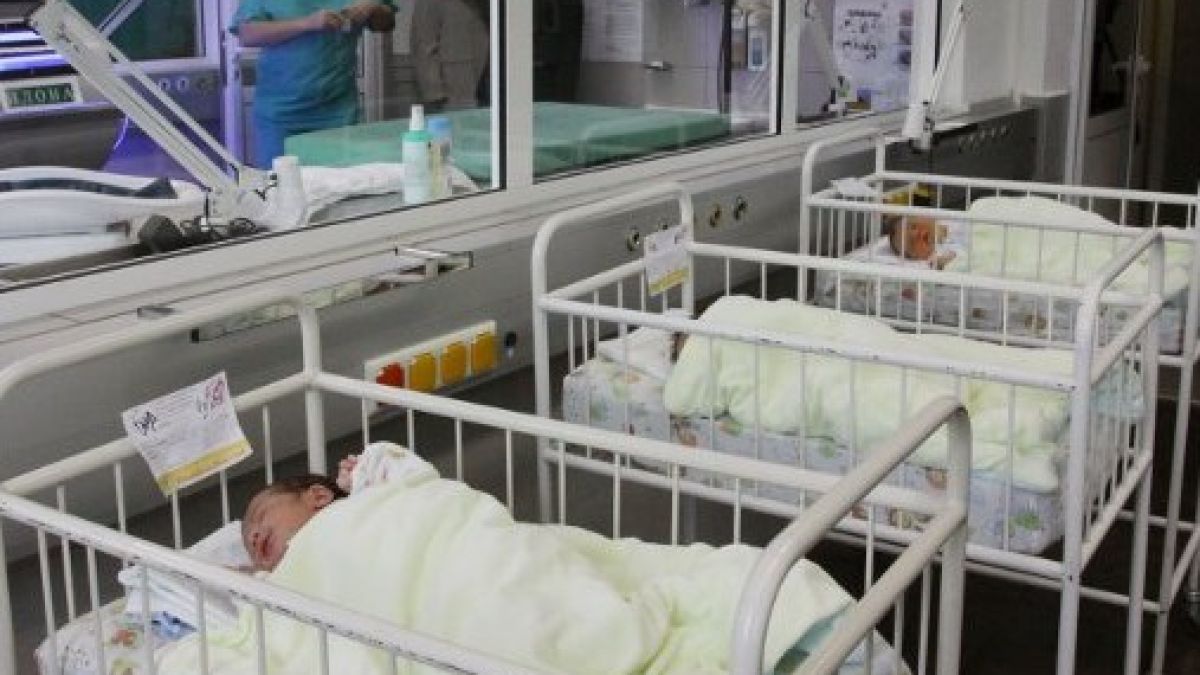 Двама бащи се биха за бебе в родилното