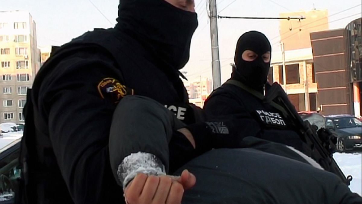 Бъзовски-син плаче в спецсъда, баща му го утешава