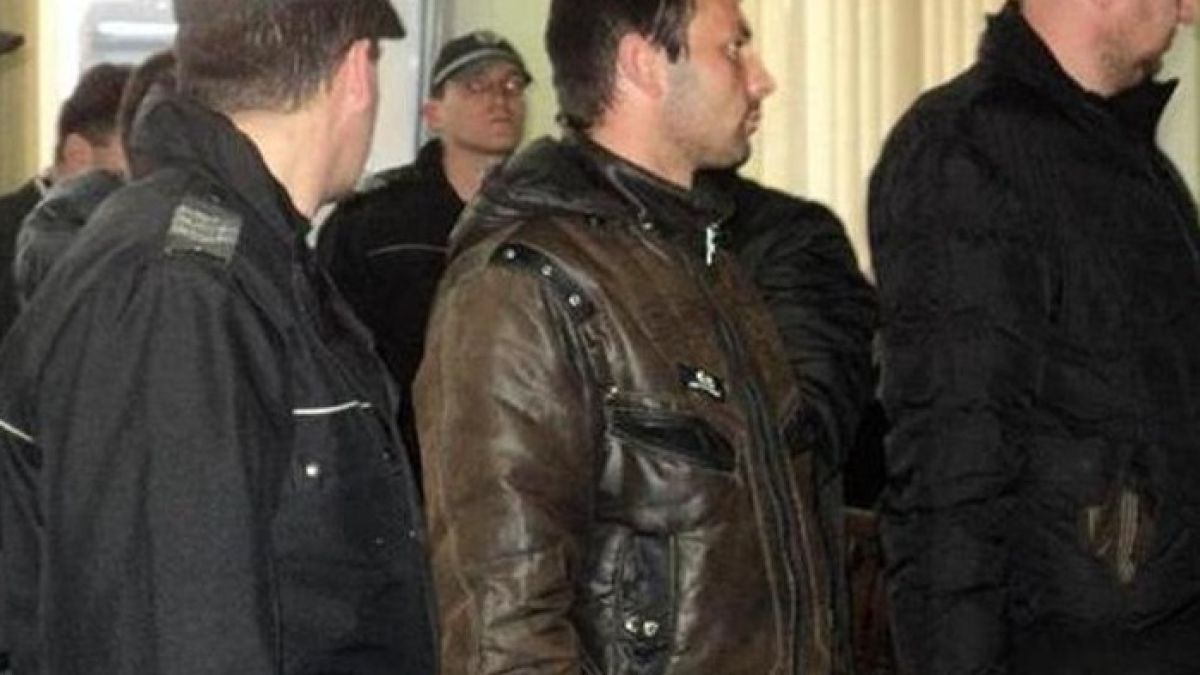 Полицай май пропял, че се готви арест на наркогрупа