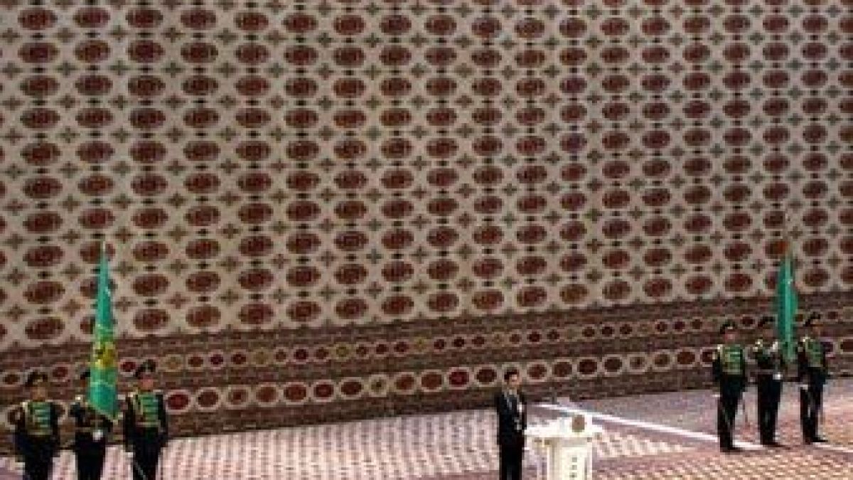 Иногурацията на туркменския президент докарала хора до припадък