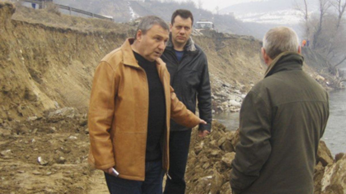 Спешно правят дига между Е-79 и Струма