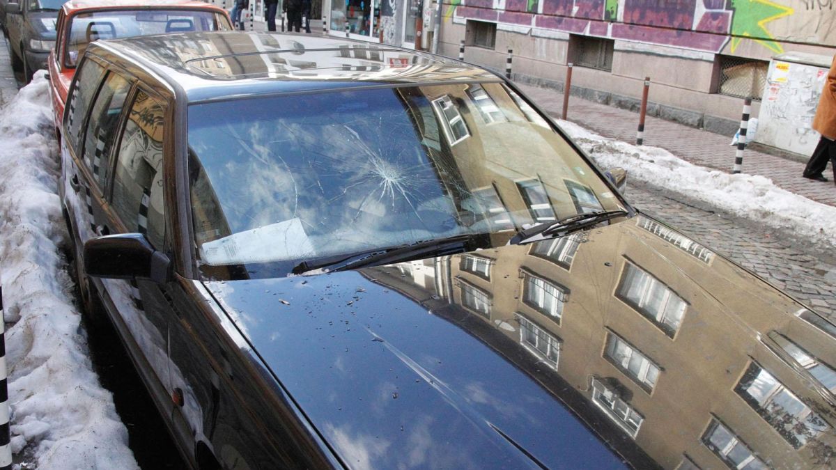 Висулки потрошиха 3 автомобила