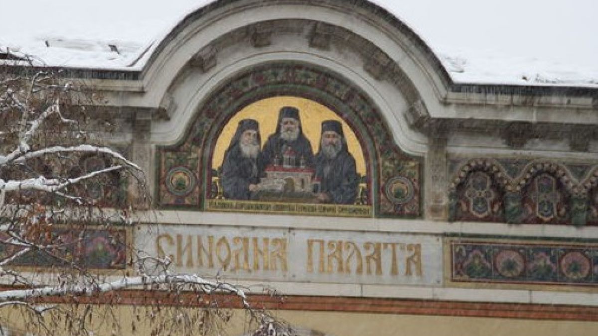 Чадър за църковния бизнес поне още година 