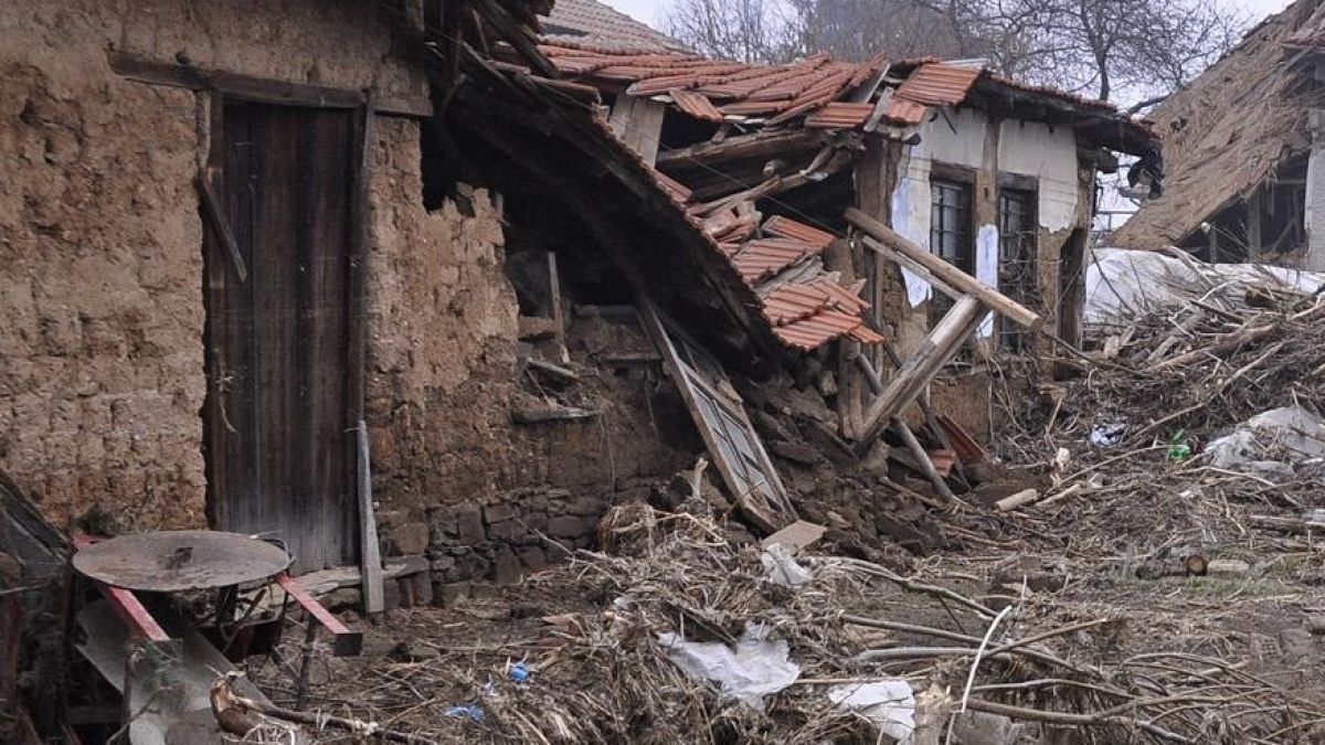 Бутат опасните сгради в село Бисер 