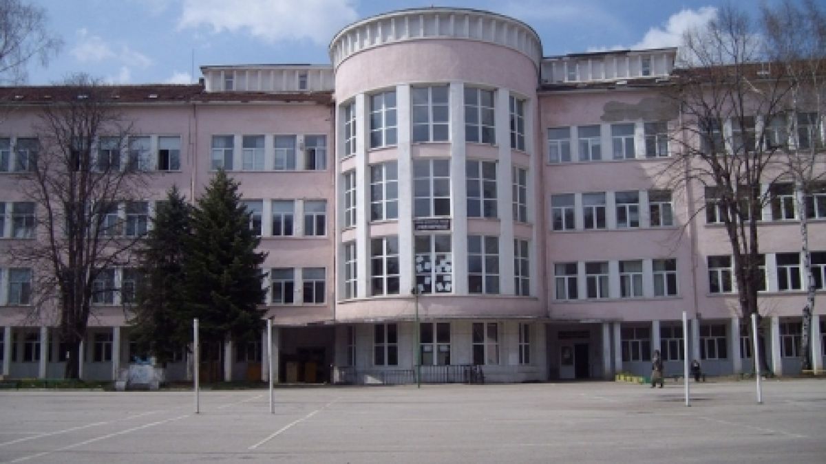 Покрив на училище заплашва живота на деца в Перник 