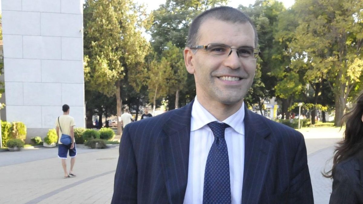 Дянков реже още чиновници