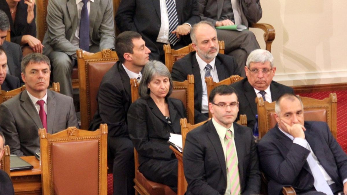 Властта връща бонуси със заеми