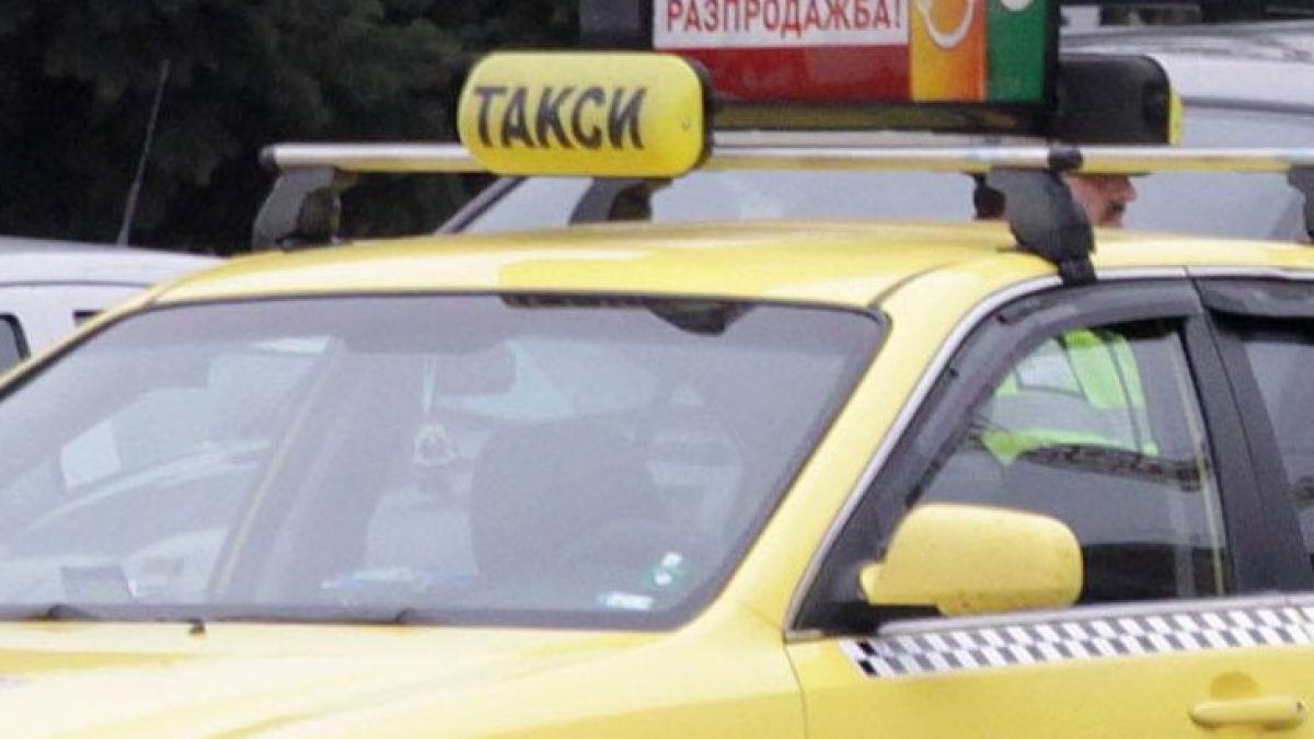 Пиян младеж чупи носа на таксиджия