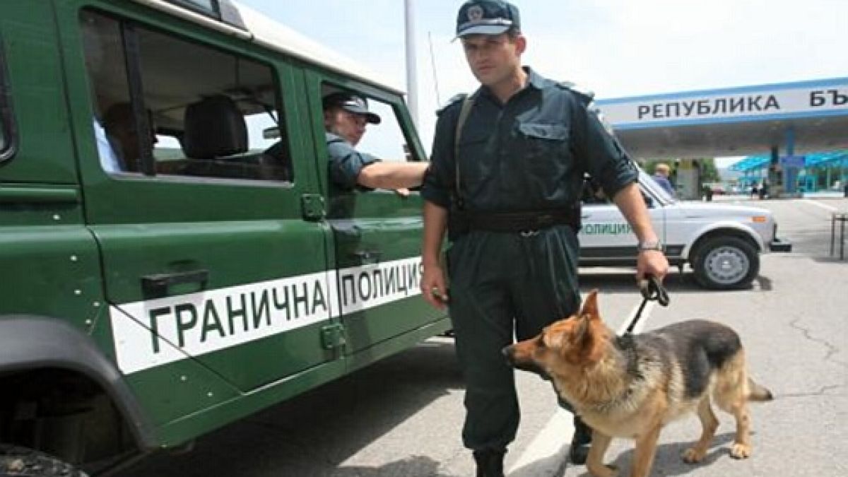 Задържаха трима трафиканти на деца 