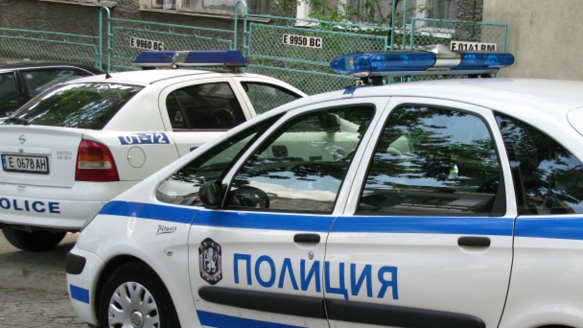 Пиян потроши три автомобила с бухалка 